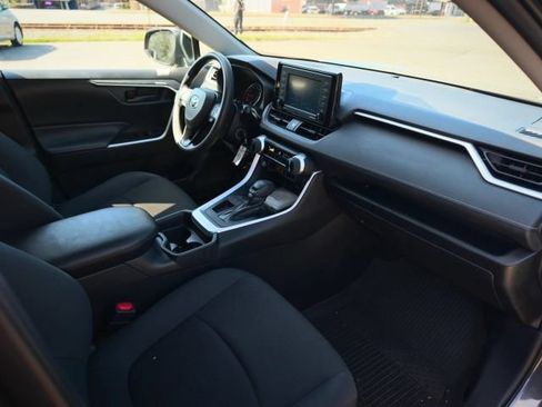 Used 2021 Toyota RAV4 LE w/ Carpet Mat Package (TMS) FWD image 29
