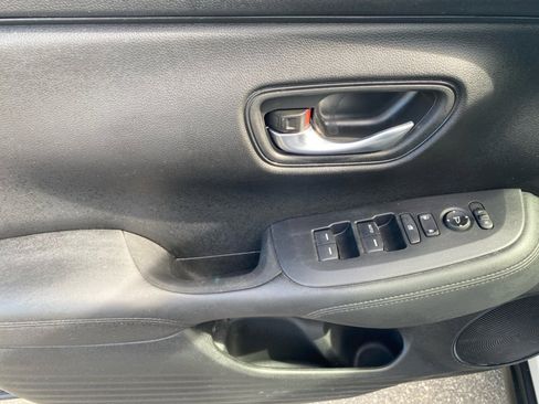 Certified 2025 Honda HR-V LX image 36