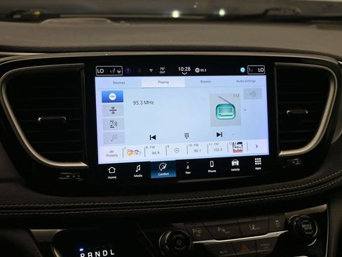 Used 2024 Chrysler Pacifica Limited FWD image 16