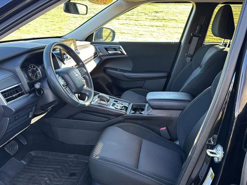 Used 2024 Mitsubishi Outlander ES image 8