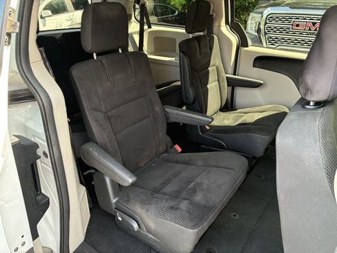 Used 2019 Dodge Grand Caravan SE FWD image 17