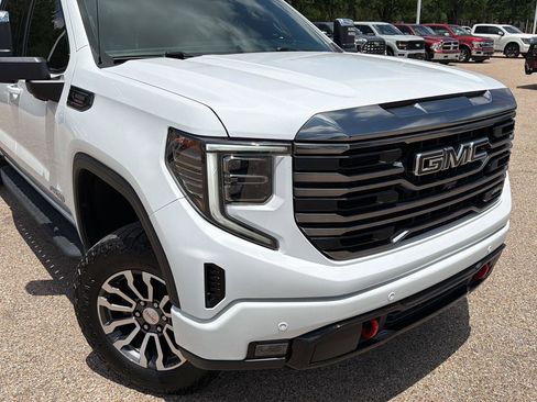 Used 2023 GMC Sierra 1500 AT4 w/ Technology Package AWD/4WD image 9