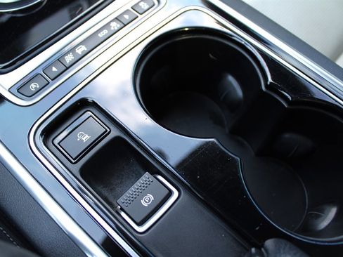 Used 2017 Jaguar XE R-Sport image 31