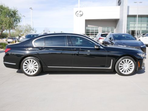 Used 2020 BMW 740i w/ Premium Package image 11