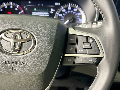 Used 2024 Toyota Highlander XLE FWD image 19