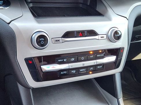 Used 2023 Ford Explorer XLT image 19