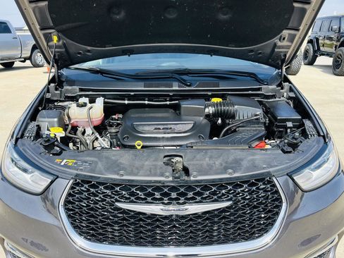 Used 2023 Chrysler Pacifica Touring-L image 43