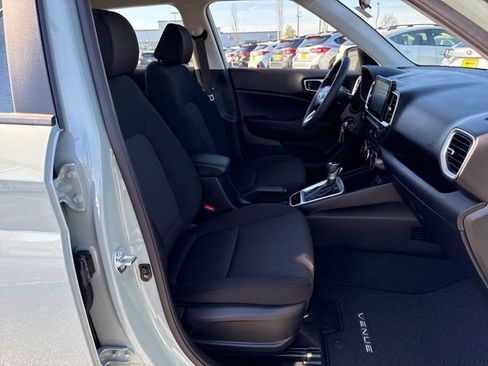 Used 2025 Hyundai Venue SE FWD image 11