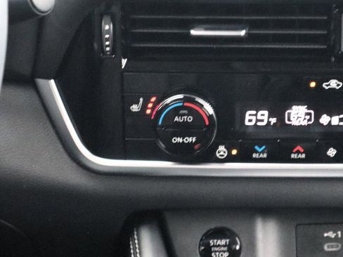 Used 2024 Nissan Rogue Platinum w/ Platinum Premium Package image 18