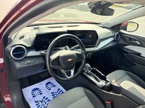 Used 2025 Chevrolet Trax LT w/ LT Convenience Package FWD image 10