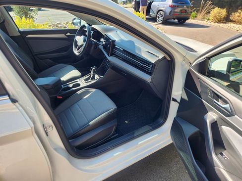 Certified 2025 Volkswagen Jetta SE w/ Sunroof Package image 11