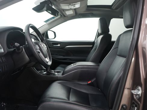 Used 2018 Toyota Highlander XLE w/ Carpet Mat Package (TMS) image 25