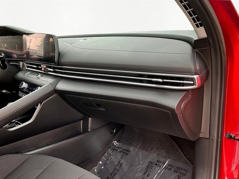Certified 2025 Hyundai Elantra SEL image 17
