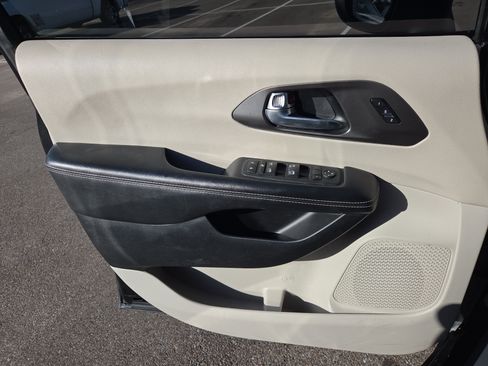 Certified 2023 Chrysler Pacifica Touring-L image 14