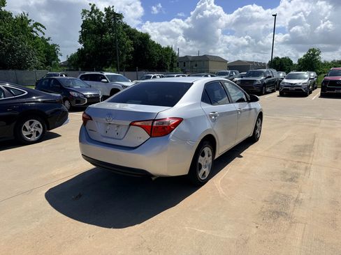 Used 2018 Toyota Corolla LE FWD image 5