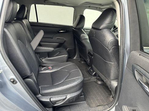 Used 2023 Toyota Highlander XLE AWD/4WD image 13