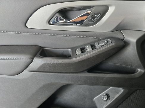 Used 2022 Chevrolet Traverse LT FWD image 24