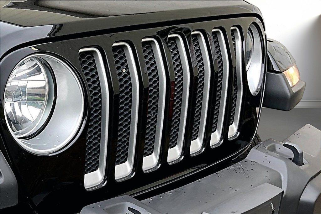 Used 2023 Jeep Wrangler Unlimited Sahara AWD/4WD image 32