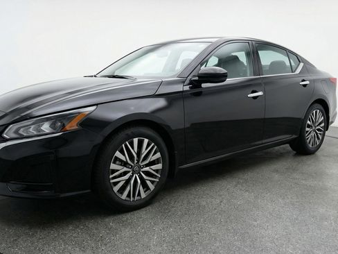 Used 2025 Nissan Altima 2.5 SV FWD image 3