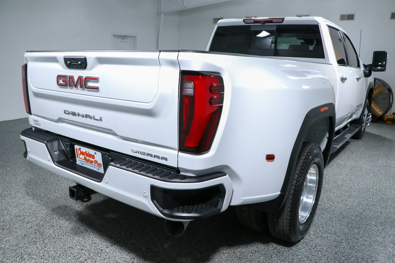 Used 2025 GMC Sierra 3500 Denali AWD/4WD image 7