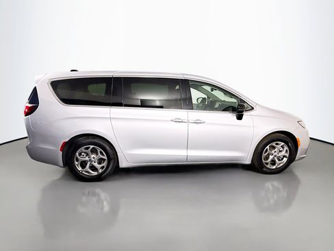 Used 2024 Chrysler Pacifica Limited image 11