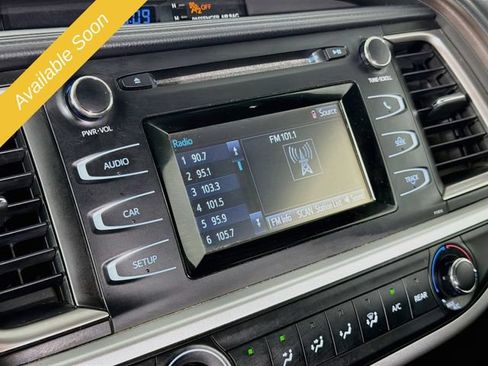 Used 2019 Toyota Highlander LE AWD/4WD image 14