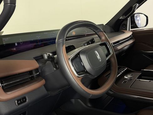 Used 2025 Lincoln Navigator Reserve image 22