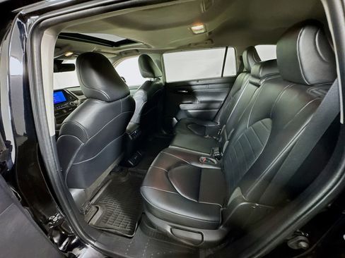 Used 2023 Toyota Highlander XLE AWD/4WD image 22