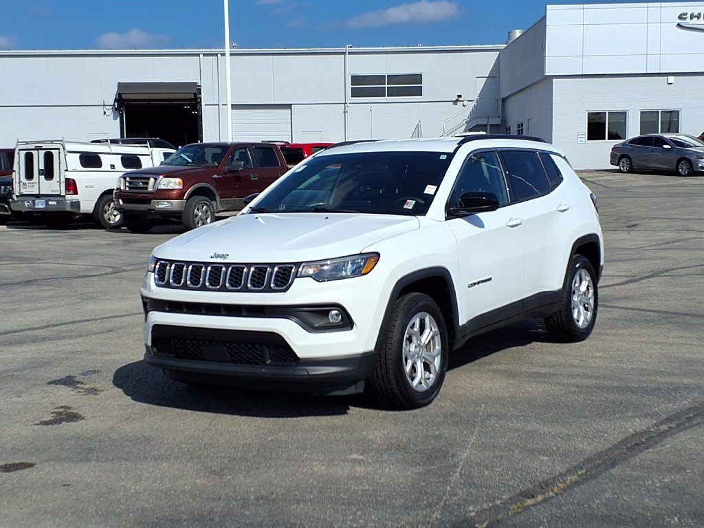 Used 2024 Jeep Compass Latitude AWD/4WD image 2