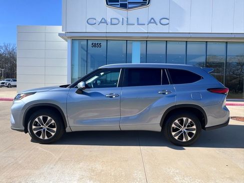 Used 2023 Toyota Highlander XLE image 2