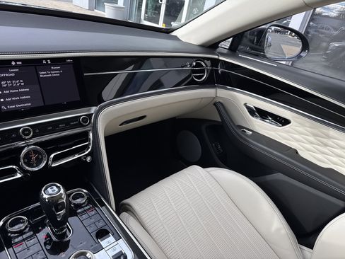 Used 2022 Bentley Flying Spur V8 image 22