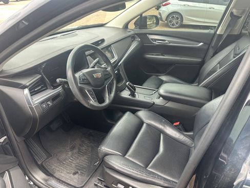 Used 2017 Cadillac XT5 Luxury w/ Driver Awareness Package FWD image 2