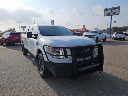 Used 2019 Nissan Titan PRO-4X AWD/4WD image 2