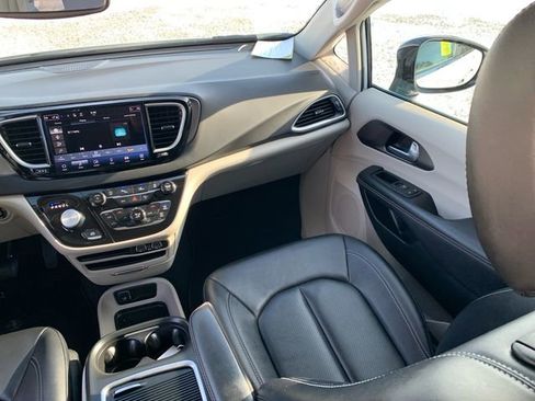 Used 2024 Chrysler Pacifica Touring-L image 20