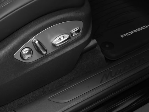 Used 2023 Porsche Macan AWD/4WD image 18