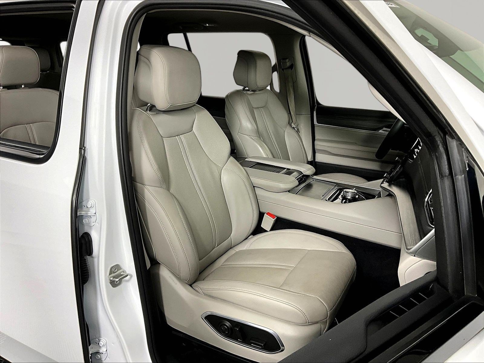 Used 2024 Jeep Wagoneer Series III AWD/4WD image 29