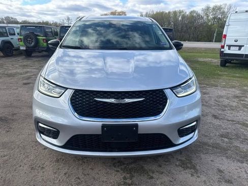Used 2024 Chrysler Pacifica Touring-L FWD image 2