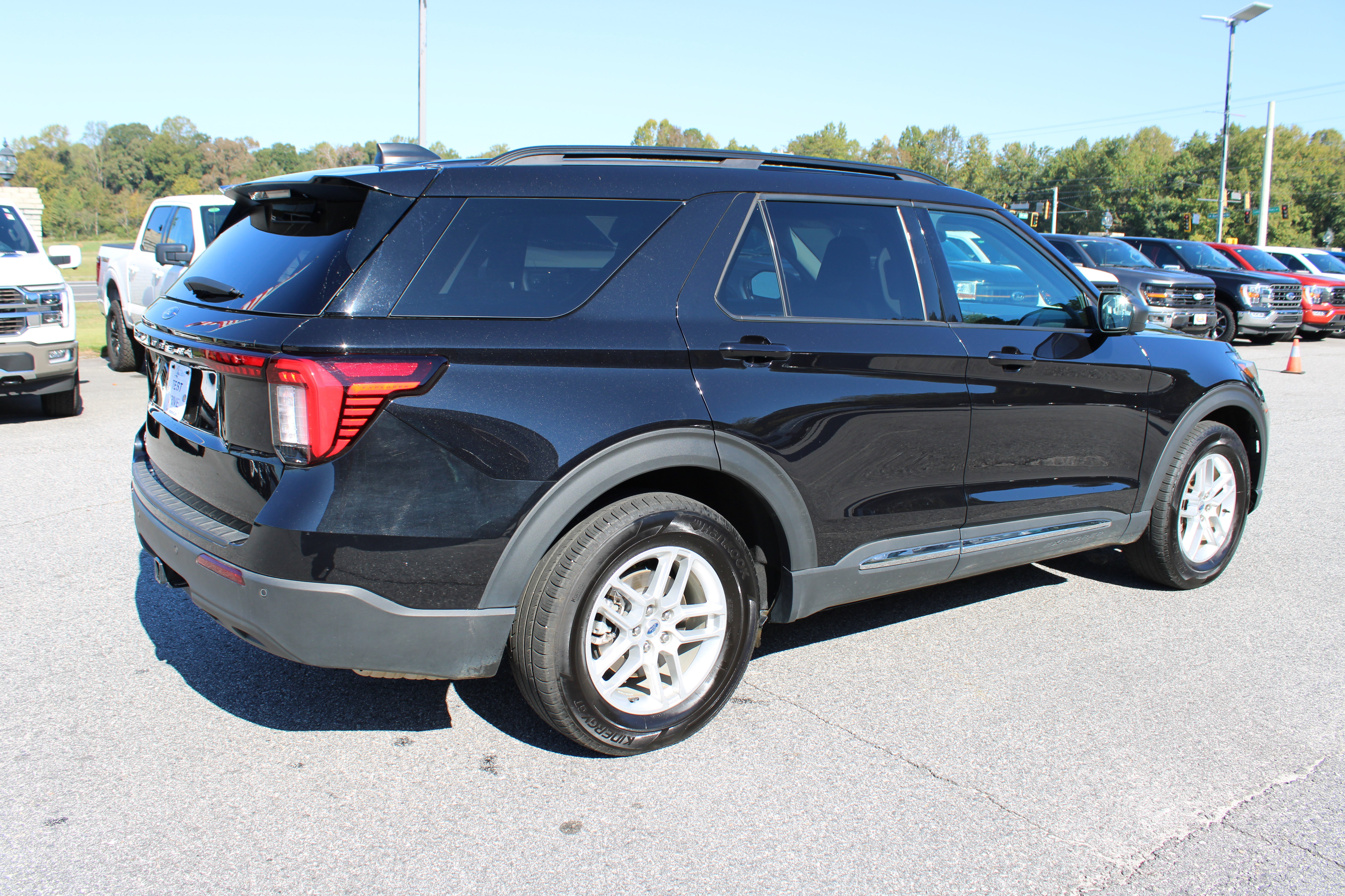 Used 2025 Ford Explorer Active RWD image 6
