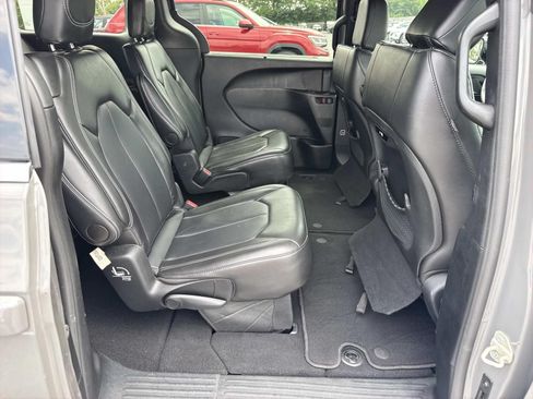 Used 2025 Chrysler Pacifica Select FWD image 26
