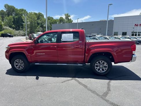 Used 2017 Toyota Tacoma SR5 w/ Tow Package AWD/4WD image 6