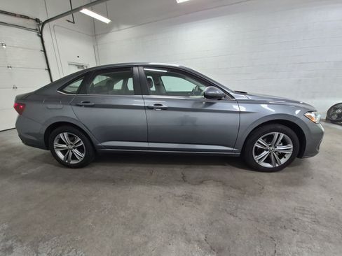 Used 2024 Volkswagen Jetta SE FWD image 3