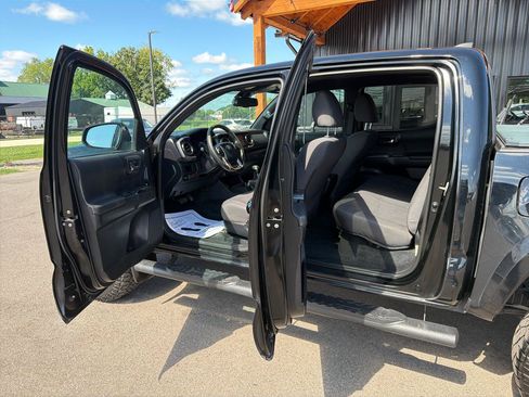 Used 2018 Toyota Tacoma TRD Sport AWD/4WD image 7