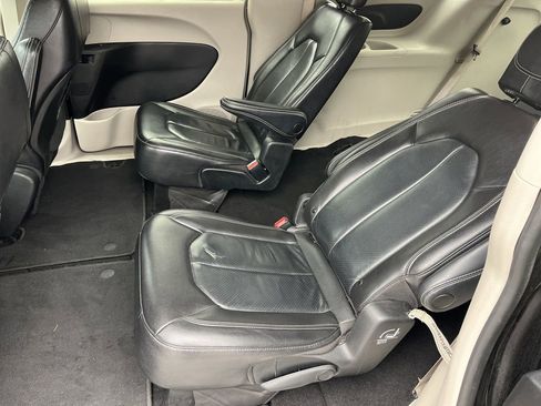 Used 2022 Chrysler Pacifica Touring-L image 16