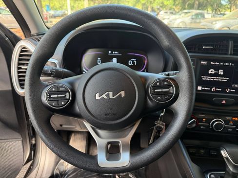 Used 2025 Kia Soul LX w/ LX Technology Package FWD image 24
