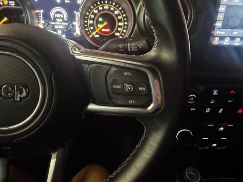 Used 2018 Jeep Wrangler Unlimited Sahara image 24