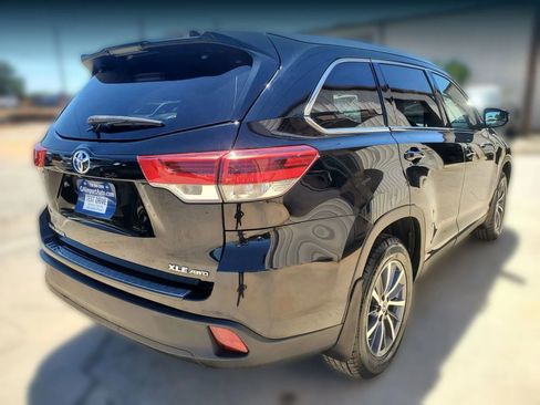 Used 2019 Toyota Highlander XLE AWD/4WD image 16