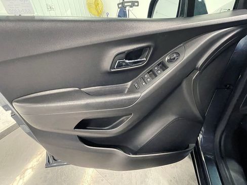 Used 2022 Chevrolet Trax LS w/ Tint and Cruise Package AWD/4WD image 19
