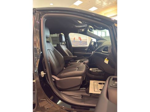 New 2026 Chrysler Pacifica Select AWD/4WD image 19