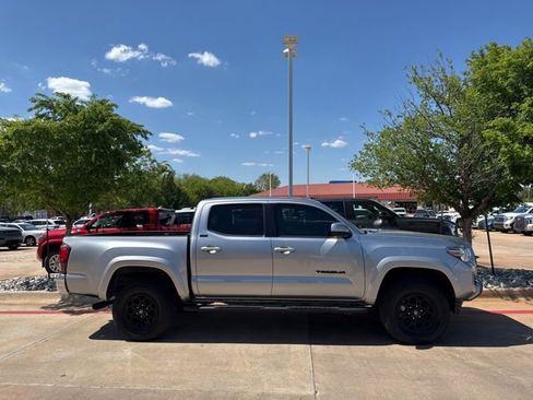 Used 2022 Toyota Tacoma SR5 RWD image 2
