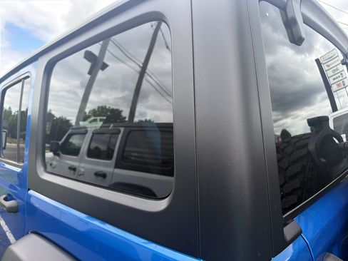 Used 2023 Jeep Wrangler Unlimited w/ Convenience Group AWD/4WD image 10